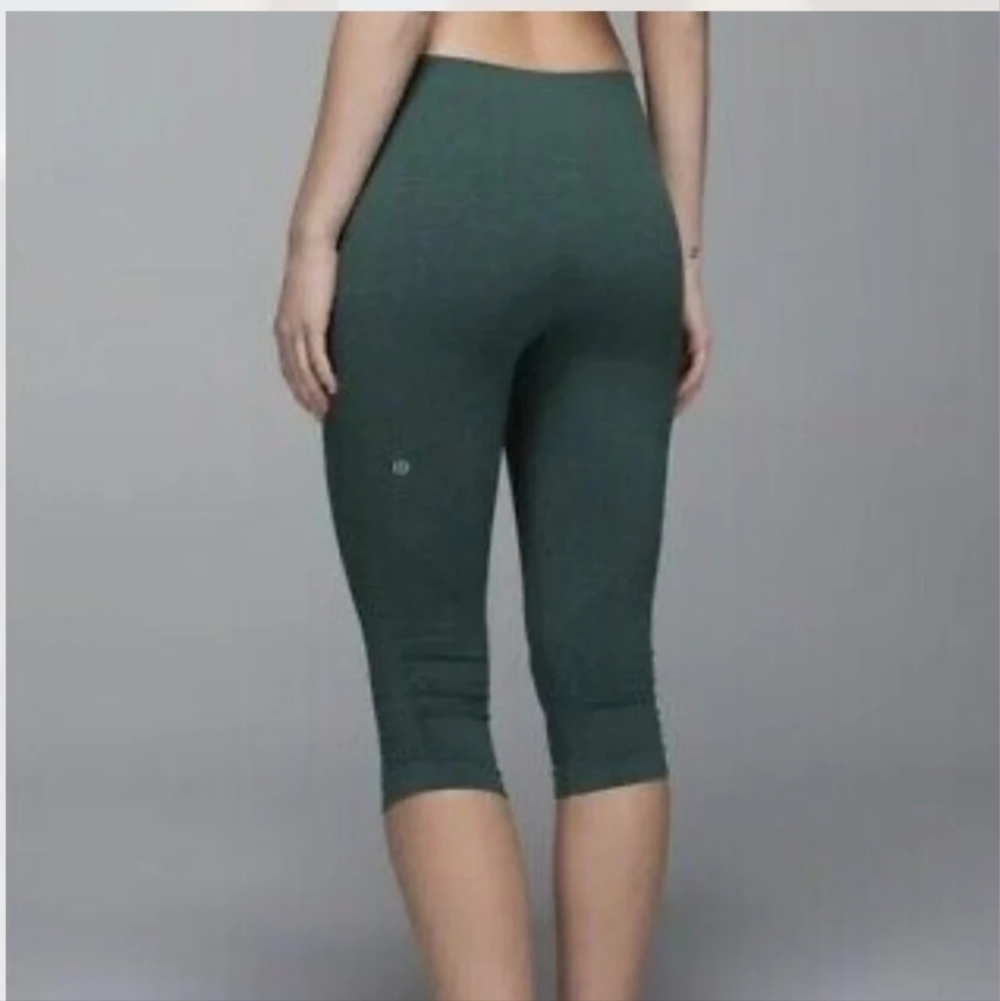Lululemon In The Flow Crop ll Heathered Forest Green Capri Leggings, sz 4